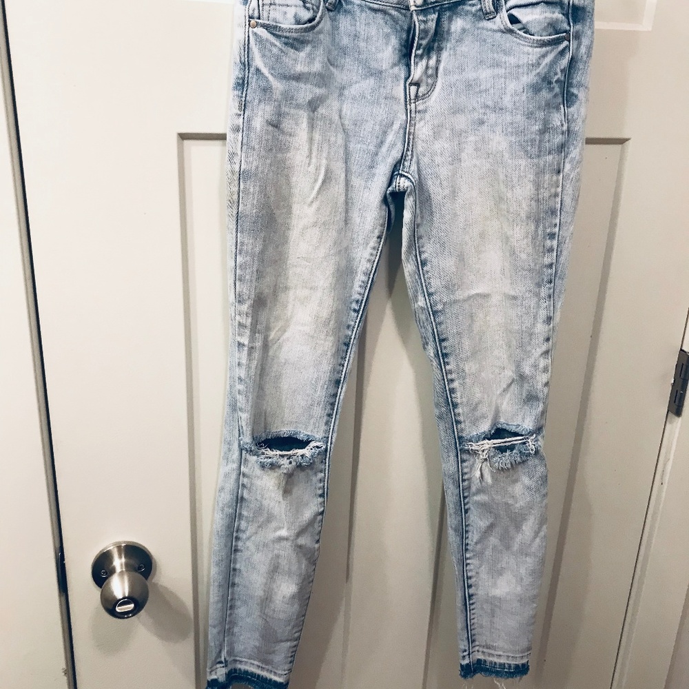 Knee slit skinny jeans